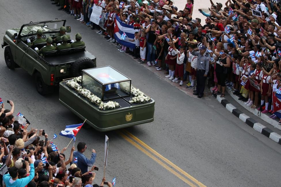 Dọc trên hành trình về thành phố Santiago, đoàn xe danh dự chở tro cốt  lãnh tụ Fidel Castro đi qua nhiều vùng miền dọc đất nước Cuba. Và trên chuyến đi đó, có hàng triệu người dân sát cánh cùng cố đồng chí Fidel Castro. Ảnh: Người dân chào tiễn biệt lần cuối đồng chí Fidel Castro khi xe chở tro cốt chạy qua Las Tunas. Ảnh Reuters